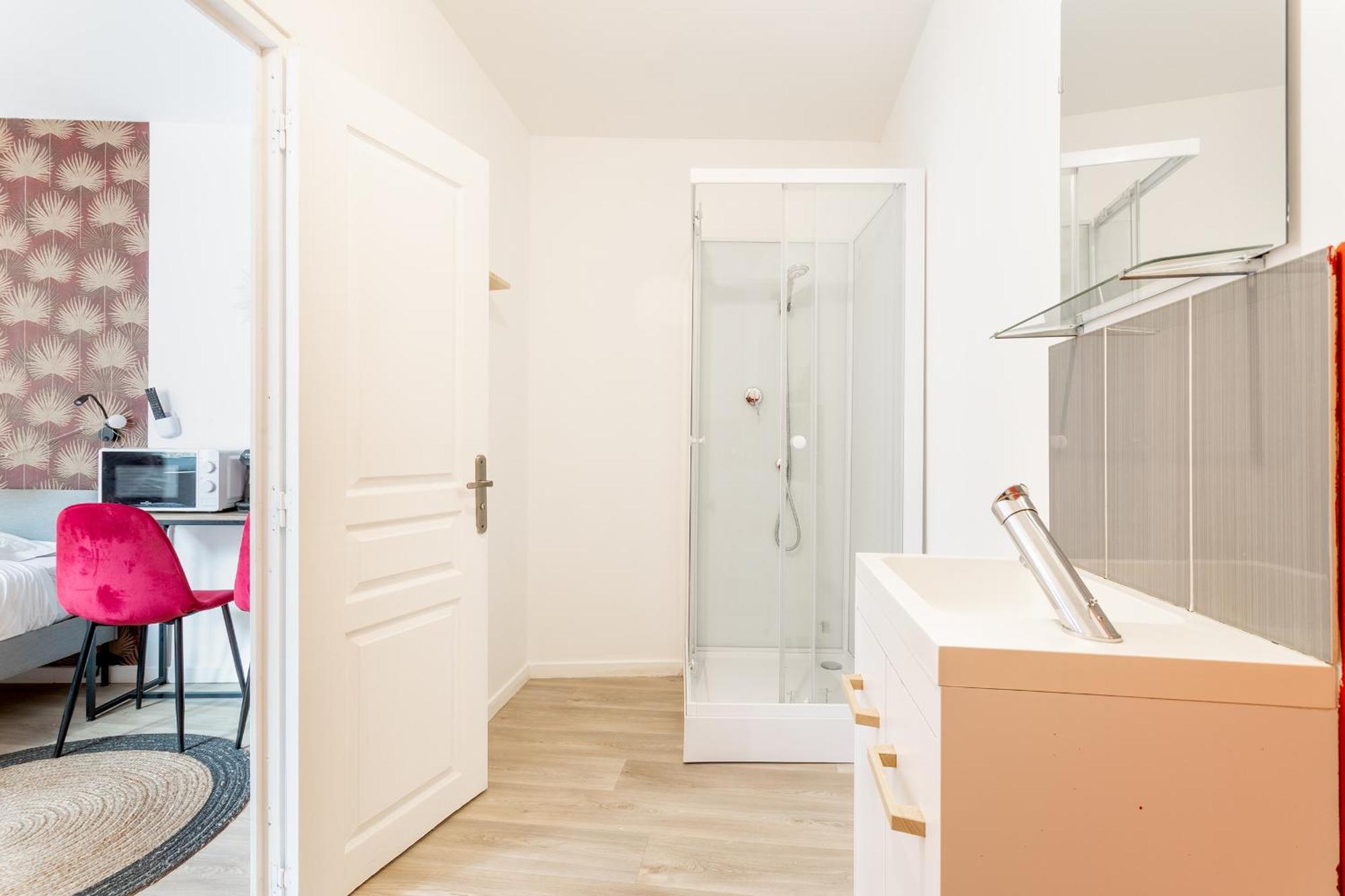 S&K Suite Grande Rue Roubaix - Chambre Spacieuse Et Sdb Privee - Netflix Et Cuisine Exterior photo
